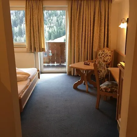 Karl Schranz ホテル サンクト・アントン・アム・アールベルク