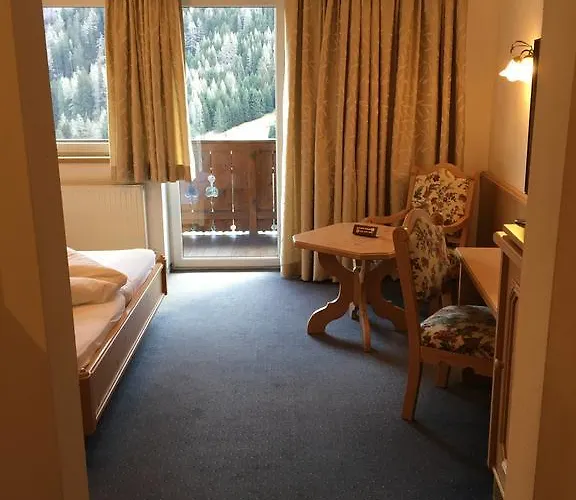 Karl Schranz ホテル サンクト・アントン・アム・アールベルク